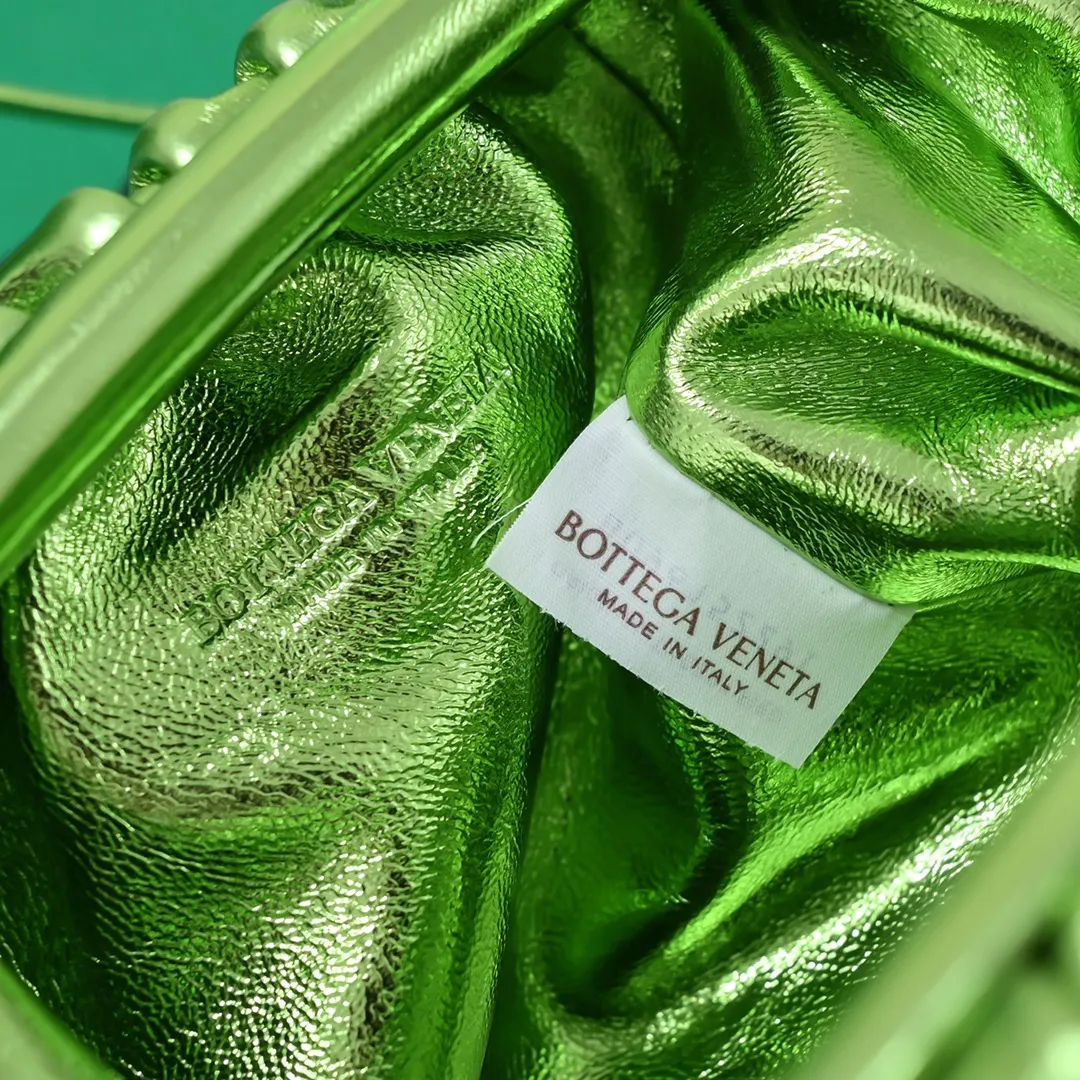 B's new product is online. The most popular cloud crossbody bag has new samples! If you think the original look is ordinary, then you will definitely like this one😍 The leaf-green slightly wrinkled bright metal and the often woven appearance present a classic work with a cool high-end feel. The look is already super cool when you pick it up. You must have the most special color. Size: 22x12x7, model: 6671#